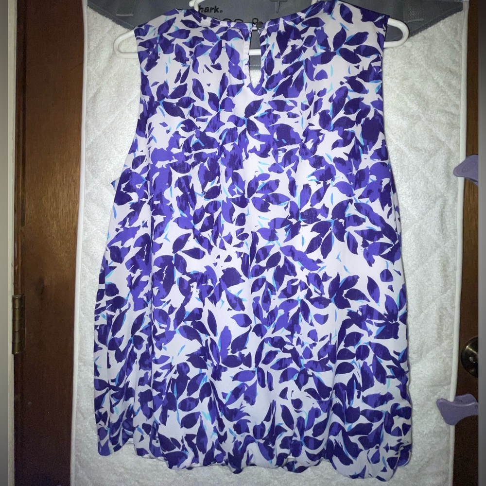 Ladies top. - Picture 3 of 3